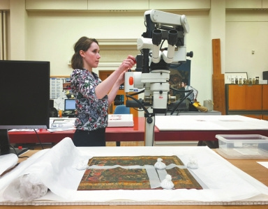 修復室內配有徠卡的高倍放大鏡，便于修復師們修復古畫于毫發(fā)之間。