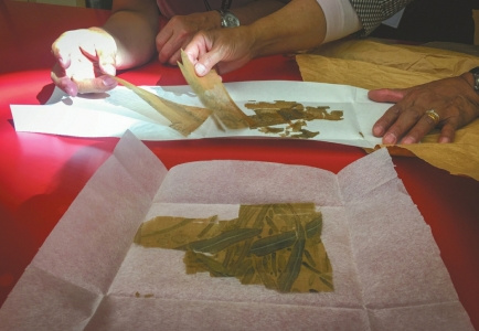 這些數(shù)百年的古絹都是邱老師的寶貝，全是她師傅留給她的。用一點少一點，修復古畫全靠這些東西。