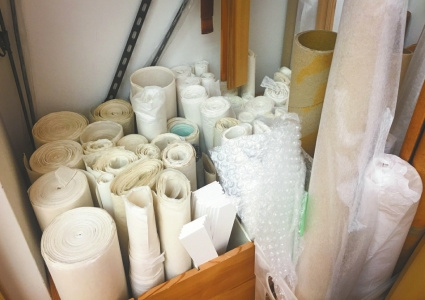 修復室內準備的各種不同宣紙，都是從中國和日本采購的。