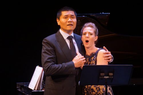 音樂節(jié)聲樂項(xiàng)目負(fù)責(zé)人、中國男高音歌唱家王歌群(左)和美國女高音歌唱家安妮-卡羅琳·珀德共同演唱。(美國《僑報(bào)》/徐一凡 攝)