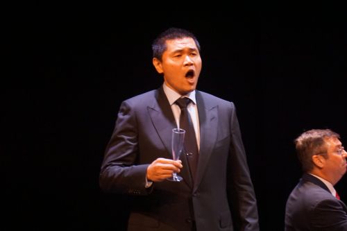 王歌群在壓軸節(jié)目《飲酒歌》中領(lǐng)唱。(美國《僑報(bào)》/徐一凡 攝)