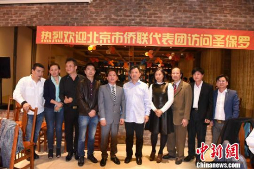 圖為北京市僑聯(lián)副主席蘇泳(左六)與當(dāng)?shù)厝A人僑領(lǐng)合影。　莫成雄 攝