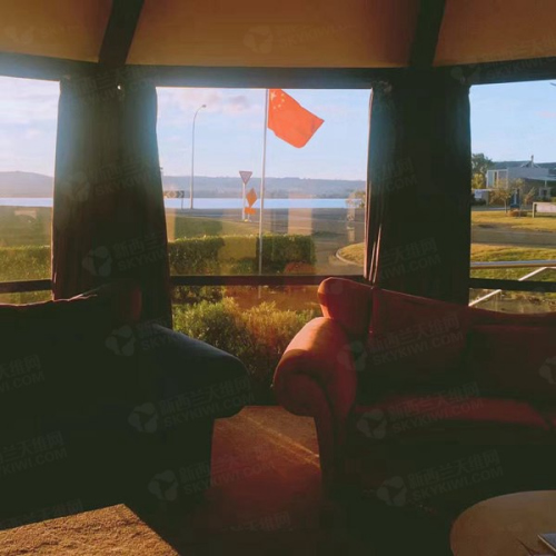 客人的窗外正中飄揚起五星紅旗(新西蘭天維網(wǎng))