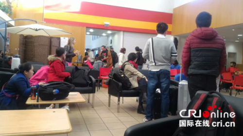 以色列發(fā)生山火時(shí),海法大學(xué)的學(xué)生撤離到學(xué)?；顒?dòng)室(賈興龍供圖)