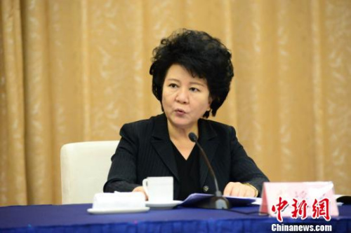 全國僑務扶貧工作會議2日在山東濟南召開，國務院僑辦主任裘援平做主旨發(fā)言，強調(diào)僑務工作者要飽含對僑胞的真摯感情，用心、用情、用力做好僑務扶貧?！∏窠?攝