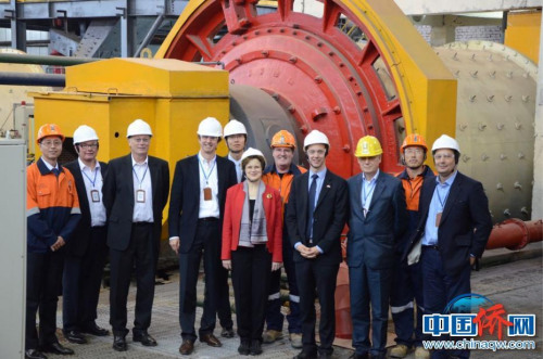 2014年，作者（左一）與時(shí)任澳大利亞駐中國(guó)大使孫芳安女士等在礦山現(xiàn)場(chǎng)合影。