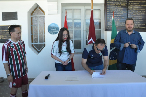 比賽前，雙方簽署了足球培訓(xùn)意向書(《南美僑報》)