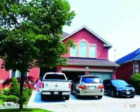 多倫多地區(qū)某業(yè)主為了將獨(dú)立房前院的雙車輛停車道改造成三車輛停車道，不惜鏟掉部分草坪并用水泥拓寬路面。