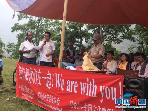 尼泊爾中資企業(yè)協(xié)會向尼泊爾民眾捐贈物資。（作者供圖）