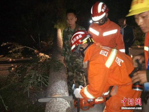 圖為阿壩消防官兵趕赴震中，邊走邊清障邊救援。 圖片來(lái)源：阿壩消防