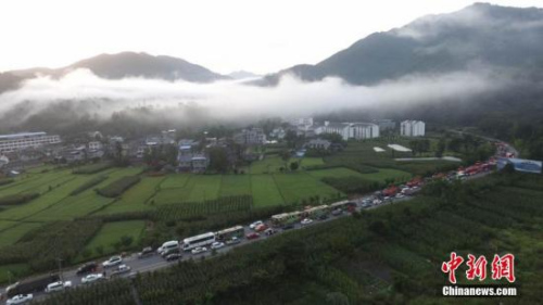 8月8日21時(shí)19分在四川阿壩州九寨溝縣發(fā)生7.0級(jí)地震，震源深度20千米。國(guó)務(wù)院抗震救災(zāi)指揮部啟動(dòng)國(guó)家Ⅱ級(jí)地震應(yīng)急響應(yīng)。圖為連夜趕赴震區(qū)的大批救援車隊(duì)被堵在了平武縣古城鎮(zhèn)至平武縣城公路。劉忠俊 攝