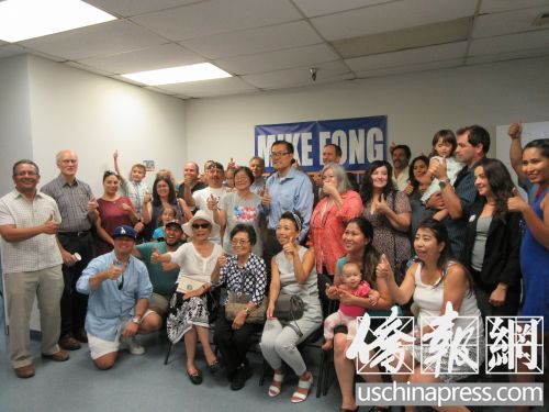 方樹強過往努力工作得到西裔社區(qū)的認同，居民前來當義工幫忙拉選票。(美國《僑報》/翁羽 攝)