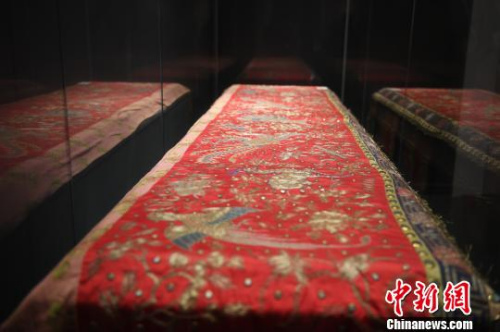 圖為廣繡暗八仙祥鳥獸紋喜帳?！∮峋?攝