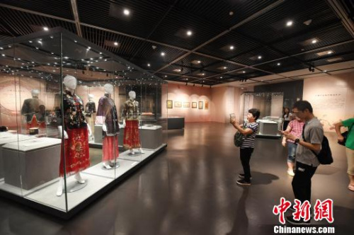 圖為觀展市民拍照留念。　俞靖 攝