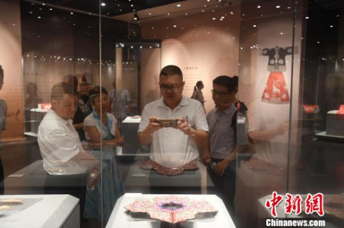 圖為觀展市民拍照留念?！∮峋?攝