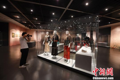 圖為觀展市民拍照留念?！∮峋?攝