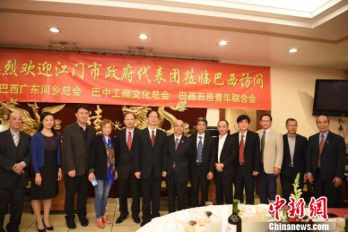 圖為江門市政府代表團(tuán)一行與圣保羅僑胞合影?！∧尚?攝