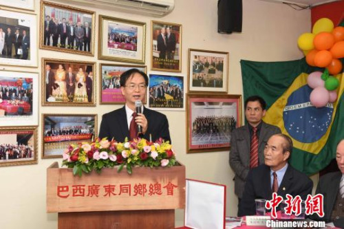 圖為江門市委常委易中強(qiáng)出席座談會(huì)并致辭?！∧尚?攝