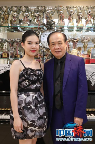 80后鋼琴家黃子芳與師傅(圖片均由作者提供) 80后鋼琴家黃子芳與師傅(圖片均由作者提供)