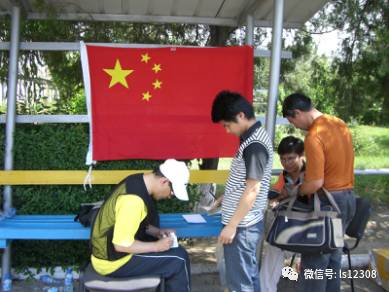 工作組進(jìn)行僑民登記 工作組進(jìn)行僑民登記