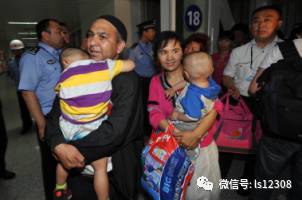 抵達(dá)烏魯木齊機(jī)場(chǎng)的同胞 抵達(dá)烏魯木齊機(jī)場(chǎng)的同胞