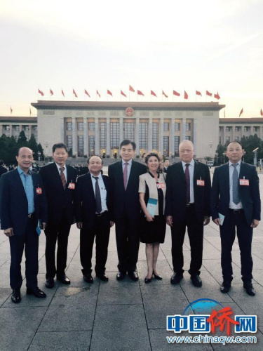 圖為吳武華(左二)與應(yīng)邀出席“九三大閱兵”的旅法僑界代表在天安門廣場(chǎng)合影。（作者供圖）