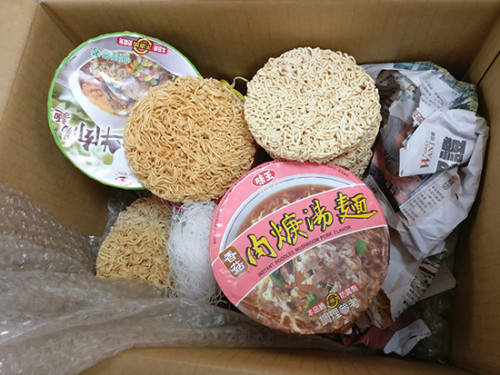 廈門海關(guān)泡面內(nèi)查獲活蛇。紀(jì)華晨攝