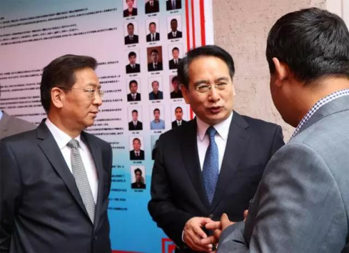 譚天星向在吉僑胞詢問(wèn)生活情況