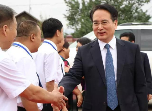 譚天星看望慰問(wèn)比什凱克華助中心工作人員