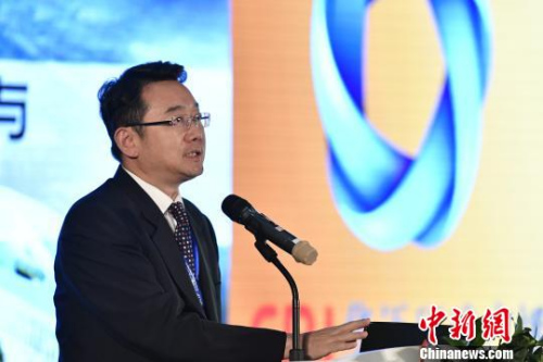 中國(guó)綜合開(kāi)發(fā)研究院副院長(zhǎng)曲建在會(huì)上稱，粵港澳大灣區(qū)的合作意味著從“引進(jìn)來(lái)”戰(zhàn)略向“走出去”戰(zhàn)略合作 陳驥旻 攝