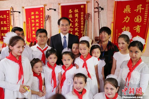 圖為國僑辦副主任譚天星與參加揭牌儀式表演的學(xué)生合影。 <a target='_blank' >中新社</a>記者 胡嘉琛 攝