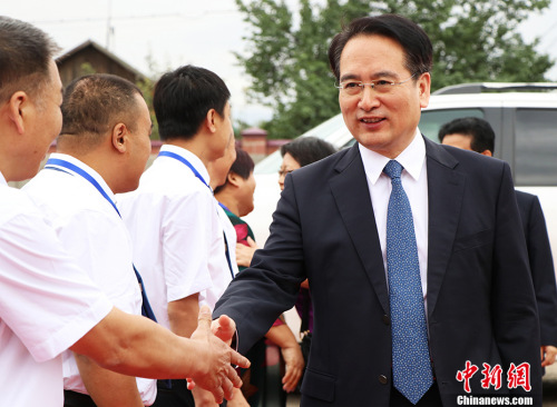 圖為國僑辦副主任譚天星看望慰問比什凱克華助中心工作人員。 <a target='_blank' >中新社</a>記者 胡嘉琛 攝