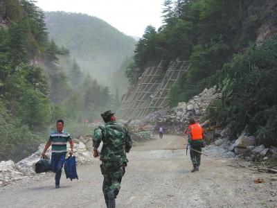 “最美逆行”照片被眾多網(wǎng)友點(diǎn)贊。