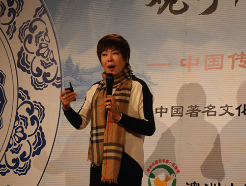 于丹妙語連珠發(fā)表觀點 (攝影 王一楠) 于丹妙語連珠發(fā)表觀點 (攝影 王一楠)