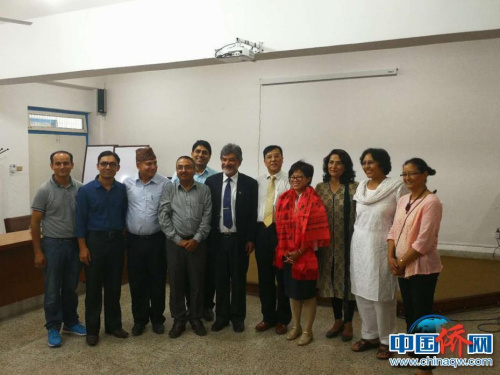 圖為黃玲博士的畢業(yè)答辯(作者供圖) 圖為黃玲博士的畢業(yè)答辯(作者供圖)