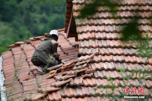 8月12日，九寨溝地震中受災嚴重的上四寨村民修復受損房屋。 <a target='_blank' >中新社</a>記者 張浪 攝