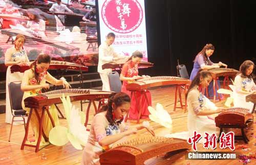 圖為三姐妹(中排)古箏三重奏。 林永傳 攝