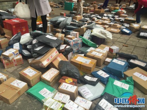 校園里有一片休閑區(qū)域“三棵樹”，原來是供學(xué)生休息會面、分享二手物品，現(xiàn)在已然成了包裹集散地，學(xué)生最期待“光顧”的地方。(作者供圖)