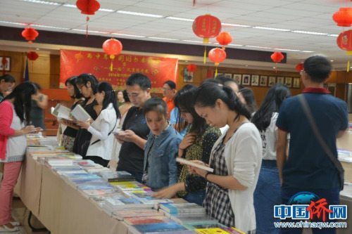 新華書(shū)局在馬尼拉的圖書(shū)展銷(xiāo)會(huì)現(xiàn)場(chǎng)（圖片均由作者提供）