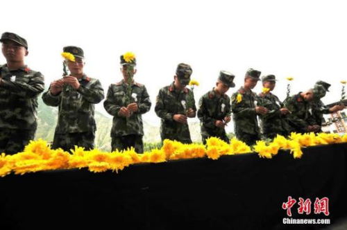 8月15日10時許，悼念九寨溝地震遇難者公祭活動在九寨溝縣城新區(qū)文化廣場舉行。近千名機(jī)關(guān)干部、部隊官兵、民眾代表整齊列隊，莊嚴(yán)肅立默哀1分鐘，并敬獻(xiàn)鮮花，深切緬懷在地震中遇難的同胞。 <a target='_blank' >中新社</a>記者 周旺波 攝