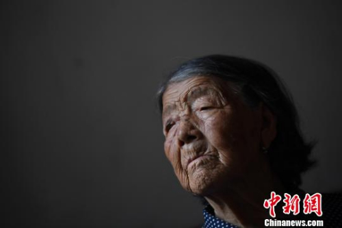 90歲的郝月連靜坐在屋里，看到陌生人進(jìn)屋，她遲疑了片刻說(shuō)，“你們又來(lái)看我啦！”多年來(lái)，不少愛(ài)心人士專程到此看望老人，老年癡呆的郝月連，已經(jīng)記不得他們的模樣?！№f亮 攝