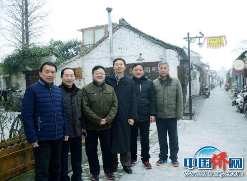 圖為作者（右三）與一眾兒時朋友來到童年時代所居住的泰州鐘樓巷尋根。