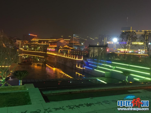 圖為作者拍攝泰州稻河古街區(qū)夜景。街面上有民間書法高手用拖把蘸水書寫的格言警句。（圖片均由作者提供）