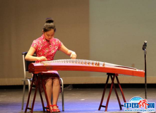 美麗的中國(guó)樂(lè)器 有空的時(shí)候，我喜歡練習(xí)古箏。優(yōu)美的旋律讓我瞬間感到放松、享受。（圖片均由作者提供）