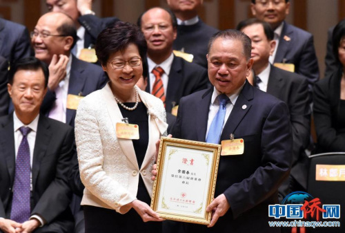 2017年7月3日，香港回歸20周年音樂會暨香港僑界社團聯(lián)會第六屆會董就職典禮上，余國春（右）與新任特區(qū)行政長官林鄭月娥。