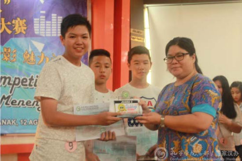 陳佩英為獲獎(jiǎng)選手頒發(fā)獎(jiǎng)杯及獎(jiǎng)狀。（國(guó)家漢辦網(wǎng)站圖片）