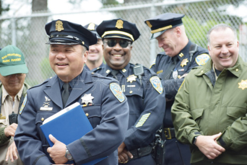 華裔警察馮英偉（左一）成功救回寶貴生命，所有執(zhí)法人員感興奮。左二為公園分局長森弗德。（美國《世界日報》/李秀蘭 攝）