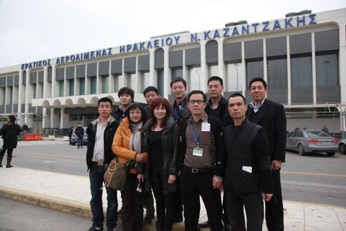 希臘克里特島-伊拉克里翁機場前，最后一批離島的志愿者合影留念。前排左至右，李昂，羅彤，吳曼爾，吳旭輝，任月松。后排左至右：王鷹旗，楊大壽，徐偉春，翁進東，吳長順。