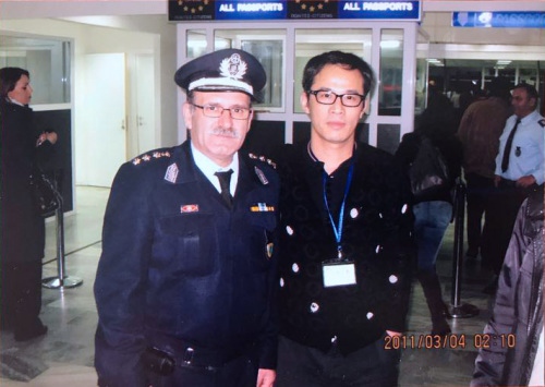 吳旭輝和希臘警察在希臘機場的合影