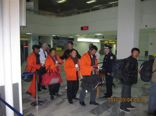 利比亞撤僑僑民排隊登機